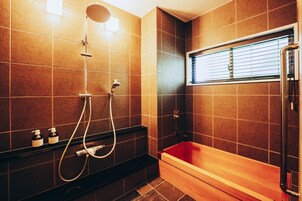 Bañera profunda, cabezal de ducha tipo lluvia, secador de pelo, toallas