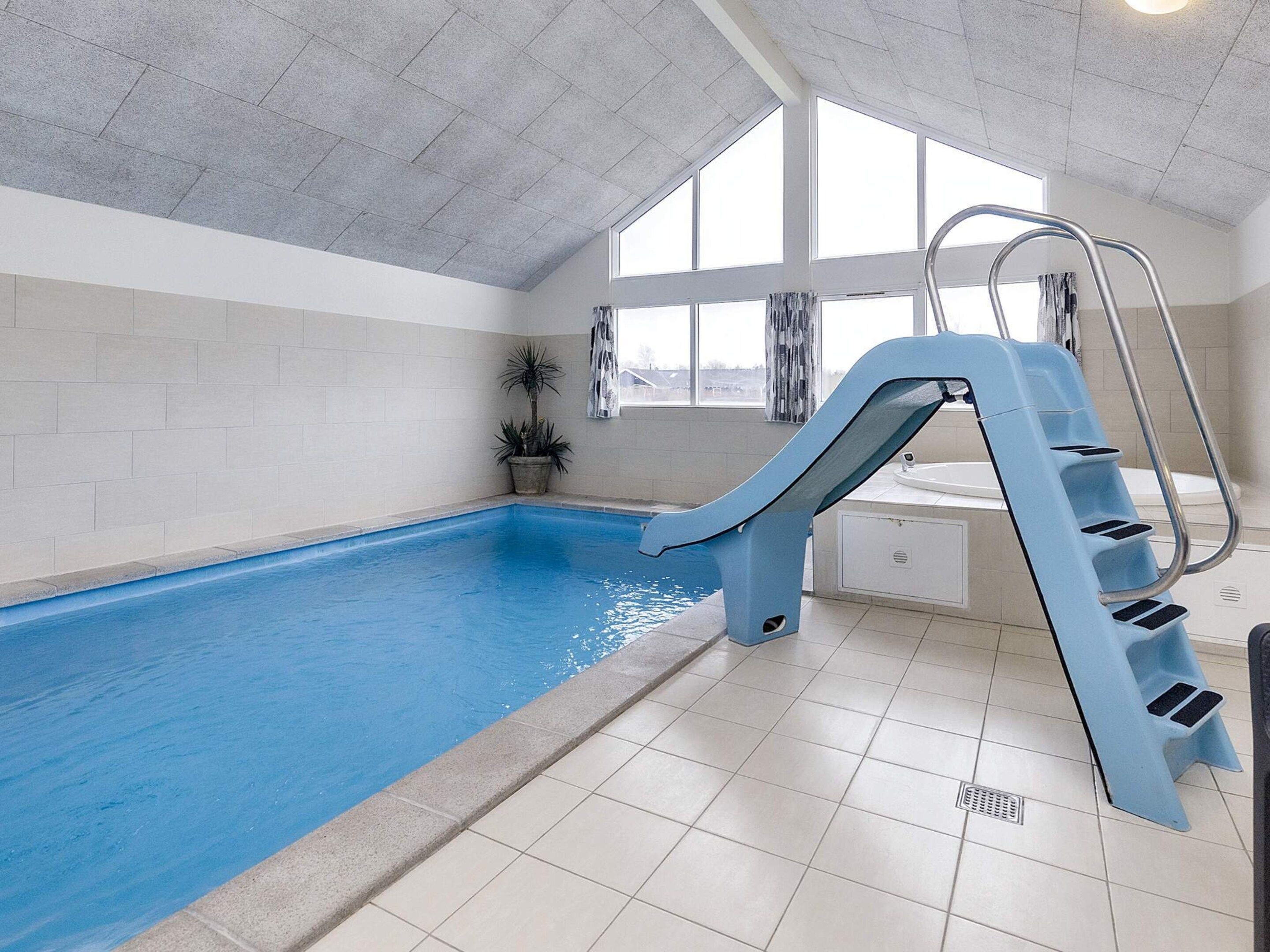 Una piscina techada, una piscina al aire libre