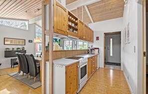 Kjøleskap, ovn, kokeplater og oppvaskmaskin