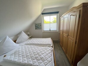 Casa | 2 habitaciones, tabla de planchar con plancha y muebles diferentes 