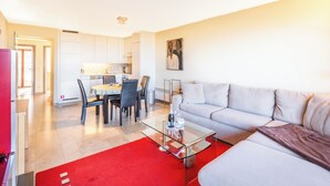 Een modern appartement met een eetgedeelte, keuken en woonkamer.