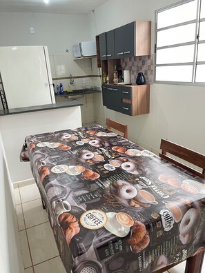 Dining - Votuporanga Seasonal House. Comfortable house, with air in the rooms, easy access.  (Votuporanga)