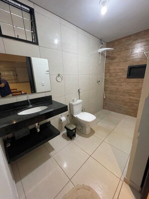 Towels, toilet paper - Votuporanga Seasonal House. Comfortable house, with air in the rooms, easy access.  (Votuporanga)