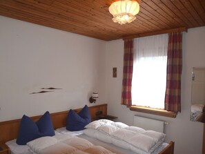 2 bedrooms, individually furnished, bed sheets - Retreat in Fussen, Allgau (Fuessen)