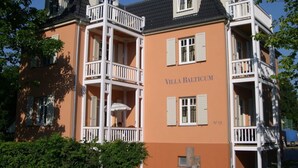 A multi-story building with balconies and the name "Villa Balticum" on the facade. - Villa Balticum Modern Retreat (Zingst)