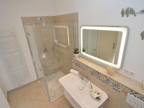 Apartment | Bathroom - Heart Shell in the Villa Li (Sellin)