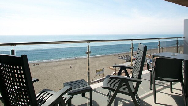 A balcony with a view of the beach and ocean. - Belvilla by OYO Apartamento con Patio (Fuengirola)