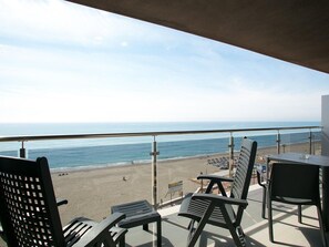 A balcony with a view of the beach and ocean. - Belvilla by OYO Apartamento con Patio (Fuengirola)