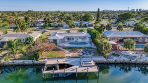 Un barrio residencial con casas, una piscina y un muelle.