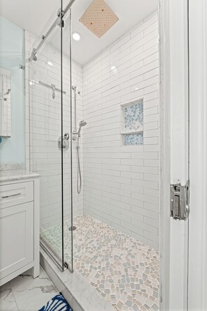 Hair dryer, towels, soap, shampoo - Tropical oasis on the water. Heated pool w. lots of family amenities & games (Marco Island)
