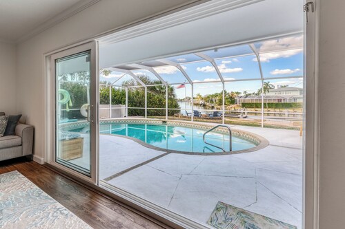 Tropical oasis on the water. Heated pool w. lots of family amenities & games