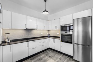 Kühlschrank, Mikrowelle, Ofen, Wasserkocher mit Kaffee-/Teezubehör