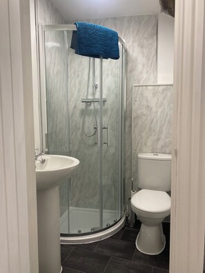 Douche, sèche-cheveux, serviettes fournies, savon