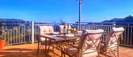 House | Outdoor dining