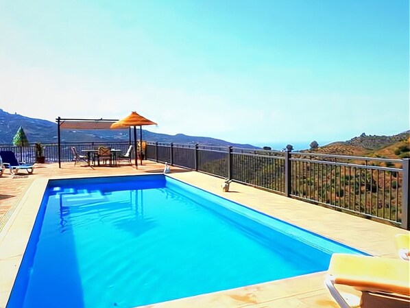 Une piscine avec vue sur les collines.