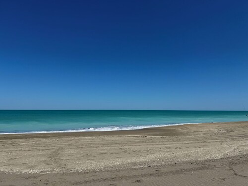 Adorable 'Beach Cottage' condo in Ocean Village, an active beach community!
