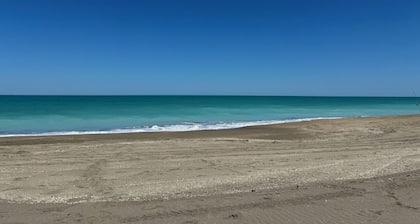 Adorable 'Beach Cottage' condo in Ocean Village, an active beach community!