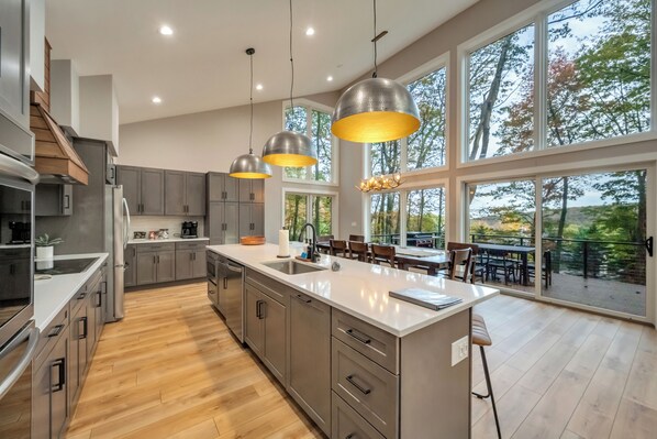 Fridge, microwave, oven, stovetop - Lake Harmony Access - 8min to Ski, Arcade, Firepit, Outdoor Griddle, Swim/Beach (Lake Harmony)