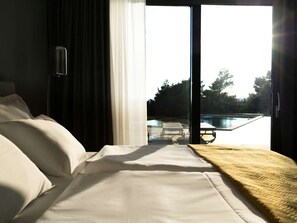 4 bedrooms, bed sheets - Stylish Stay With Hot Tub (Rasa)