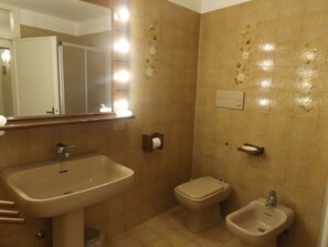 Apartment | Bathroom - Apartment in Garda With Lake View (Garda)