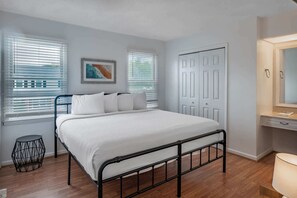 2 bedrooms, free WiFi, bed sheets - Modern Coastal Stay | Montego D (Myrtle Beach)