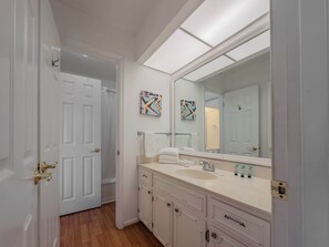 Shower, hair dryer, towels, shampoo - Modern Coastal Stay | Montego D (Myrtle Beach)
