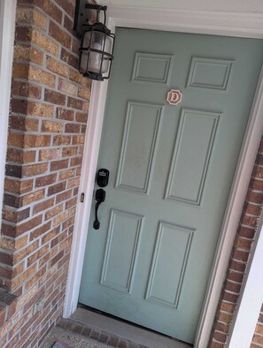 Exterior detail - Beautifully Updated! 2BR Pet Friendly Apartment, Walk To The Beach! (Myrtle Beach)