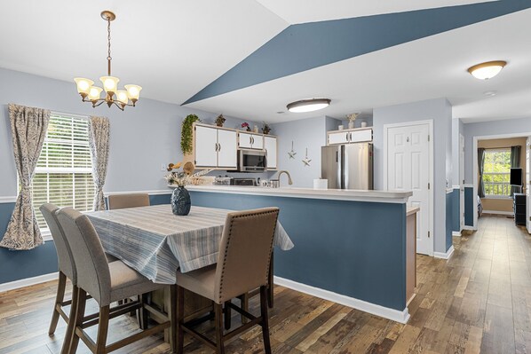 Dining - GreenLinks 3BR Getaway (Myrtle Beach)