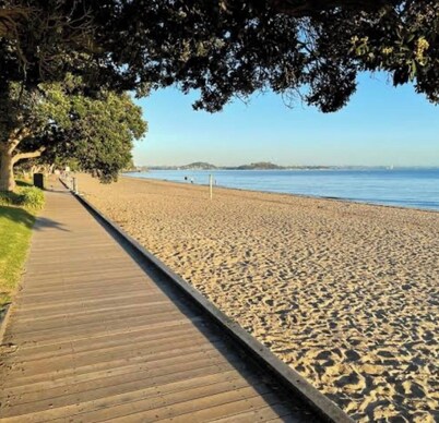 Secluded Bays Home Close to Everything