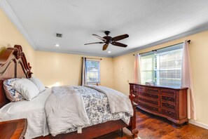 1 dormitorio, tabla de planchar con plancha, wifi y ropa de cama