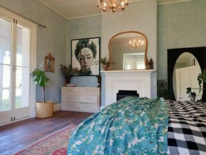 3 bedrooms, iron/ironing board, WiFi, bed sheets - The Vicarage At Clunes. Luxury French style villa. (Clunes)