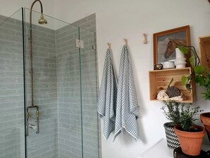 Haartrockner, Handtücher, Seife, Toilettenpapier