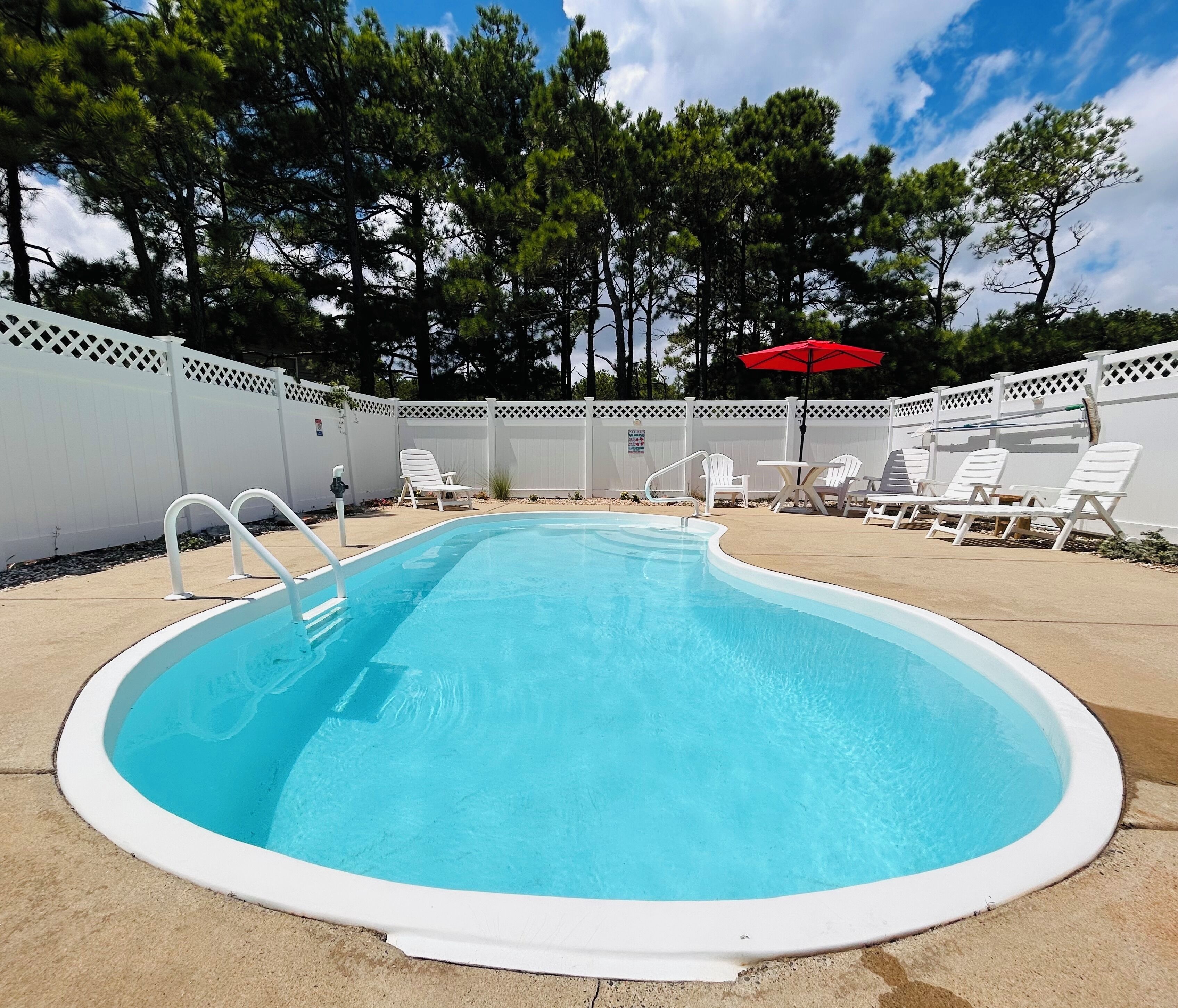 Colorful Carova Beach Oasis. Pet friendly with a Pool! 5 minute walk to beach!