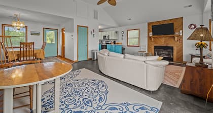 Colorful Carova Beach Oasis. Pet friendly with a Pool! 4x4