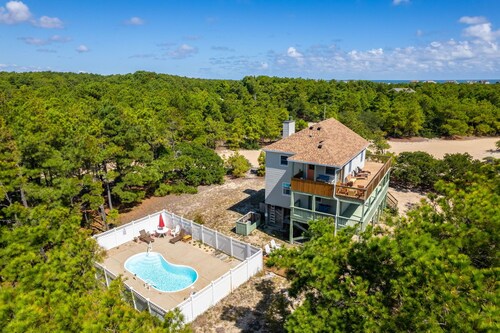 Colorful Carova Beach Oasis. Pet friendly with a Pool! 4x4