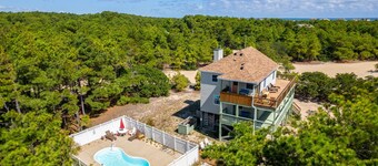 Colorful Carova Beach Oasis. Pet friendly with a Pool! 4x4