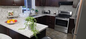 Frigorífico, microondas, horno y placa de cocina