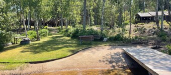 Bright Holiday House by the Lake