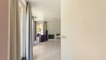 Bungalow | 1 phòng ngủ, trang bị nội thất với thiết kế riêng biệt, bộ trải giường