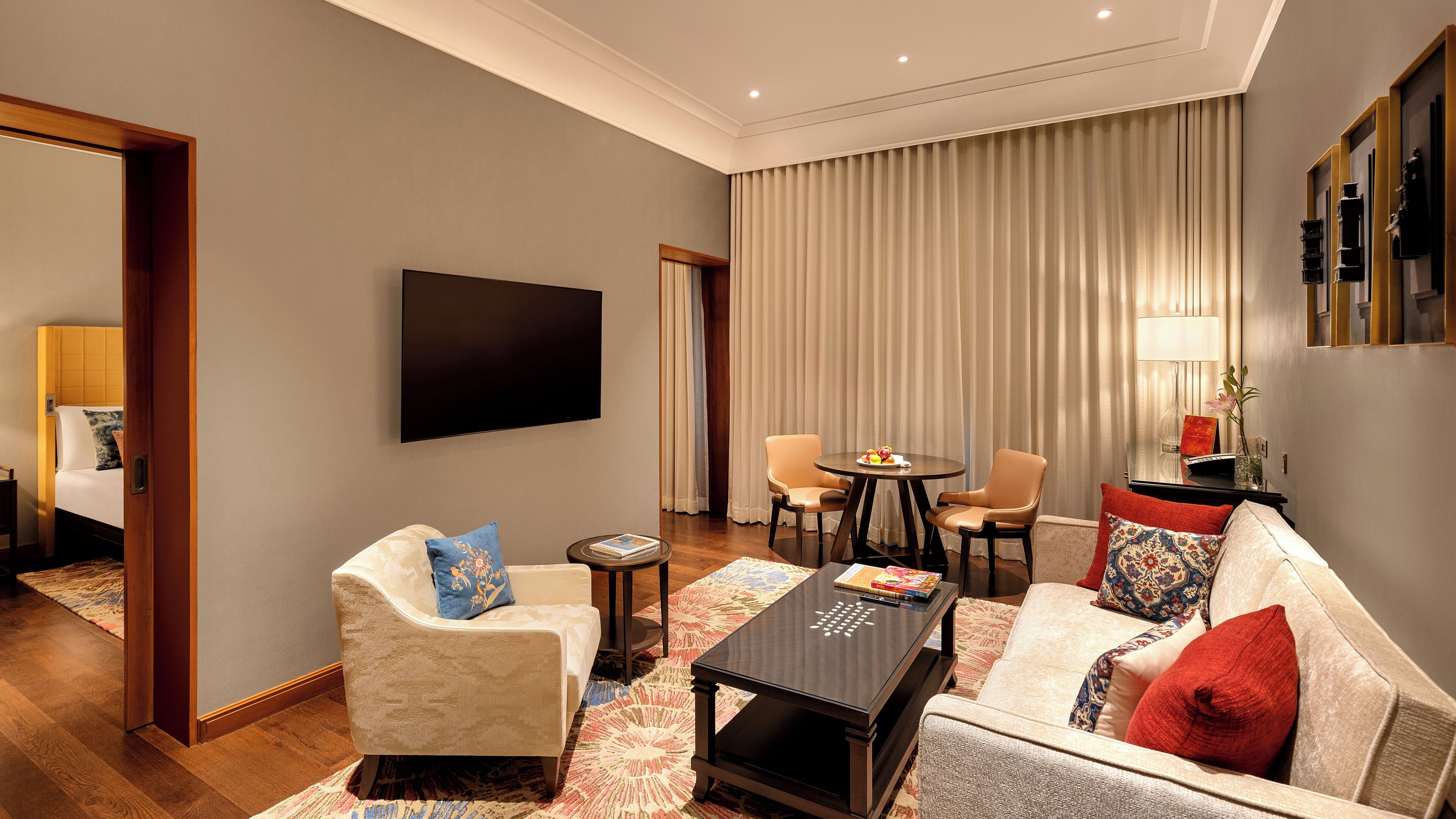 Kamer (Firoz) | Luxe beddengoed, een minibar, een kluis op de kamer, een bureau