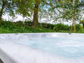 Outdoor spa tub - Lodge 2 - Hot Tub by Interhome (Launceston)