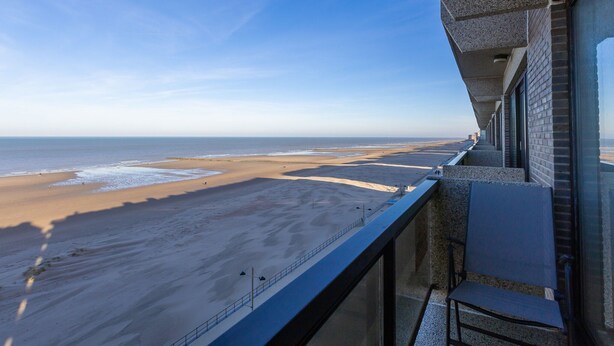 A balcony with a view of a beach and ocean. - Bright Apartment on the 7th Floor (Middelkerke)