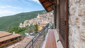 A balcony with a view of a hillside village. - Belvilla by OYO Casa Castiglia (Polino)