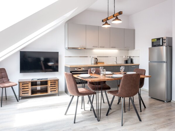 Kühlschrank, Mikrowelle, Ofen, Geschirrspüler