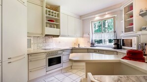 Apartemen | Dapur pribadi | Ketel listrik, pemanggang roti, dan kursi makan untuk bayi
