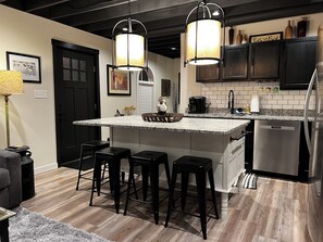 Fridge, microwave, oven, stovetop - Glenda’s Overlook..everything you need to make visiting Madison a great getaway! (Madison)