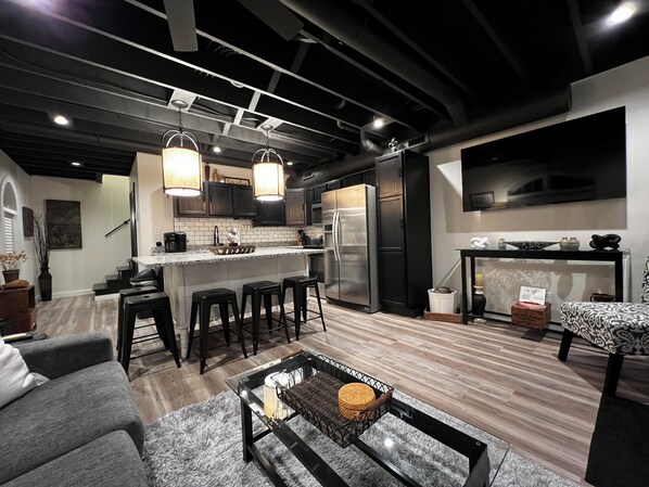 Smart TV - Glenda’s Overlook..everything you need to make visiting Madison a great getaway! (Madison)