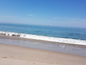 A beach with clear blue water and a sandy shore. - 9 Person Holiday Home in Harboore (Harboore)