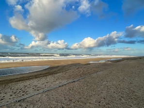 A beach with waves, a clear sky, and clouds. - 9 Person Holiday Home in Harboore (Harboore)