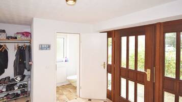 House | 5 bedrooms, individually furnished, iron/ironing board